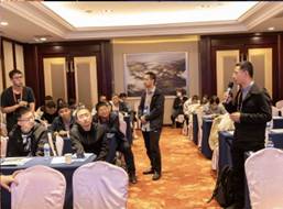 许多人在餐厅里描述已自动生成 许多人在餐厅里描述已自动生成