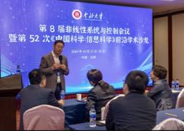 人们在看台上的人在电视前中度可信度描述已自动生成 人们在看台上的人在电视前中度可信度描述已自动生成